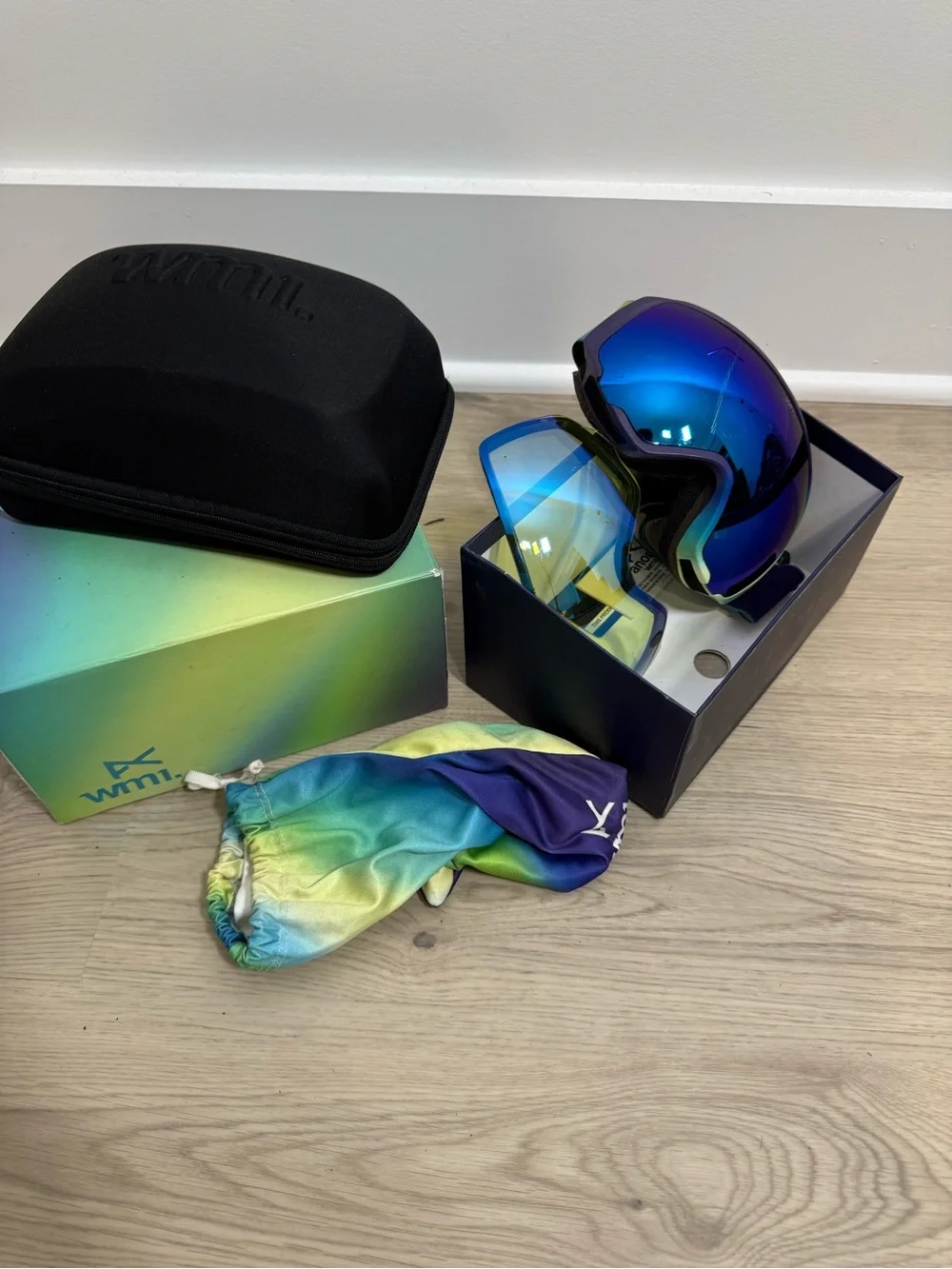 WM1 Ski Snowboard Goggles Blue Mirrored Lens + Extra Lens Case Box